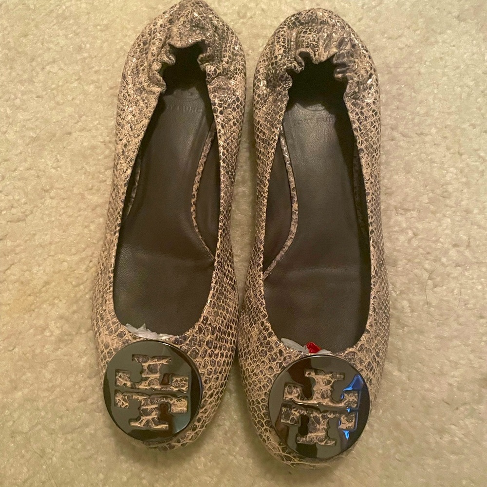 Worn snake Tory Burch Flats with metallic chrome emblem